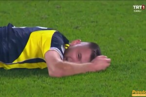 什克里尼亞爾這拙劣的演技，都倒在地上了還在偷看??