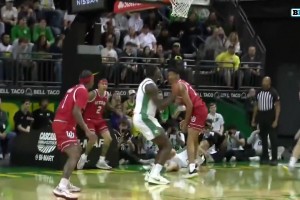 太秀了！林葳在熱身賽中頂著兩人防守，腦后no look pass妙傳