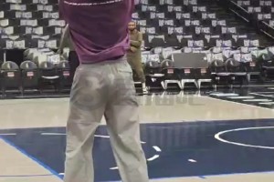 看來恢復(fù)得很不錯(cuò)！歐文賽前投籃熱身訓(xùn)練，汗水已濕透衣服！