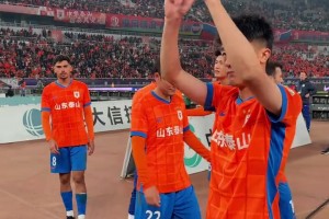 山東泰山隊賽后精彩瞬間，劉洋的英語水平突飛猛漲