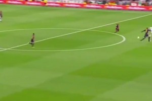 C羅當(dāng)年在國家德比上腳后跟挑球過掉皮克，皮克有點(diǎn)無奈??