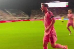 飛翔的阿根廷人??！現(xiàn)場視角看梅西頭球破門