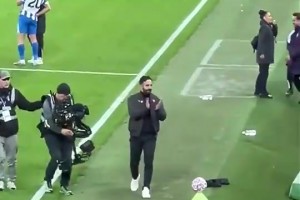 終于笑嘻嘻啦！賽后阿莫林握拳與球迷互動(dòng)，贏球很開心！！