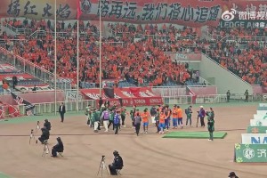 賽后謝場時泰山球迷高喊：We are one！