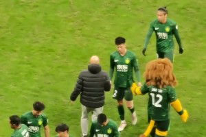 恩加德烏賽后怒摔水瓶！球迷：你還來(lái)勁了，四個(gè)球有倆都是你失誤