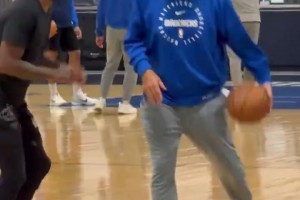 兩個歷史級控衛(wèi)！基德在訓練中推土機背打歐文，滿滿的都是歡樂！