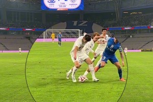 現(xiàn)場(chǎng)申花球迷實(shí)拍配文：裁判你瞎還是我瞎！這不是點(diǎn)球？？？