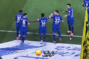 好慘！看臺(tái)球迷扔水瓶精準(zhǔn)集中努涅斯的臉，米林還好接住了??