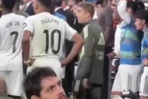 不管了！姆巴佩剛開(kāi)始還拉住維尼修斯，過(guò)會(huì)兒直接加入戰(zhàn)斗??