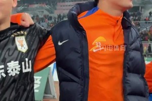 被迫慶祝的孫啟航、做鬼臉的高準(zhǔn)翼，泰山隊(duì)賽后謝場(chǎng)亮點(diǎn)太多