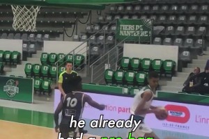 鶴立雞群！看看15歲的文班是怎么打球的，真是瞎眼可見的天賦啊！