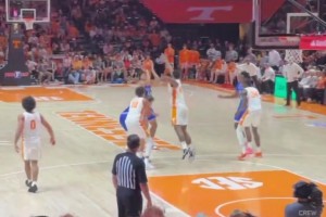 也在爭狀元！卡姆-布澤爾對陣田納西單場拿下24分23籃板！