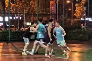 這怎么防？兩百多斤大胖子翻身后仰大跳投 把球還我！