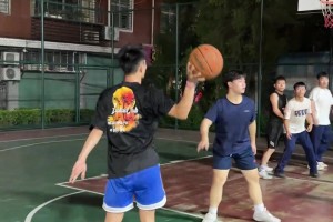 不是，哥們你喬丹??！手大就是可以為所欲為！