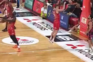 臥槽！麥基在澳洲NBL直接化身奧尼爾啊，在內(nèi)線無情碾壓隔扣??