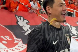 球迷橫幅展示王大雷霸氣喊話：沒(méi)人能在大球場(chǎng)踩著我們肩膀上去