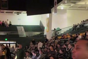 感受大學籃球的氛圍！王俊杰首發(fā)出戰(zhàn)砍下23分4板1斷！太猛了！