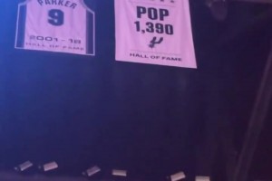 致敬傳奇教頭！馬刺球館上方為波波維奇新增一面1390勝旗幟！