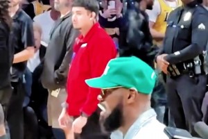 小小的不自律！老詹觀賽有點(diǎn)無聊，吃起了棒棒糖