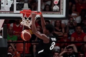 身體素質(zhì)炸裂！探花埃奇庫姆效力巴哈馬男籃隔扣隊(duì)友圓臉登??