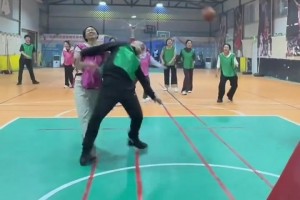 野球場小姐姐直接抱摔大哥，這真的不是AI生成的嗎??????