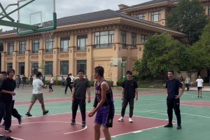 ??我就想問(wèn)你們，他到底是真粉還是黑粉？