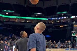 約基奇居然玩起了左手扣籃！估計(jì)是他今天跳最高的一次了！