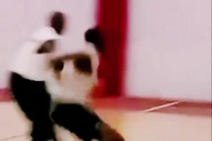 這是1999年退役的喬丹，在公牛隊(duì)訓(xùn)練1V1教育新秀科里