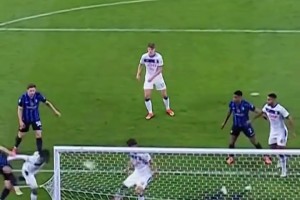 這也太猛了吧！索默這極限三連撲，是把對(duì)手看成拜仁了嗎？