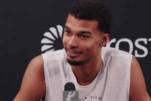 干懵了！文班亞馬吃驚：馬刺整個(gè)隊(duì)史的賽季初都沒(méi)五連勝過(guò)？？？