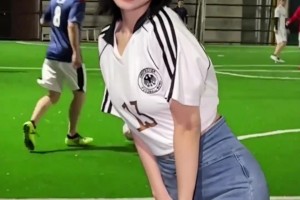 德國足球?qū)氊惱锞褂腥绱嗣榔G的女子，實(shí)在令人挪不開眼??