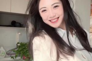 清純風(fēng)！卓識(shí)身穿一件白色襯衣牛仔褲跳手勢(shì)舞：天氣好好~