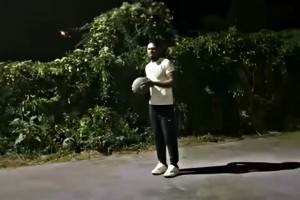 當(dāng)籃球運(yùn)動(dòng)員在路邊發(fā)現(xiàn)野生籃筐。。。