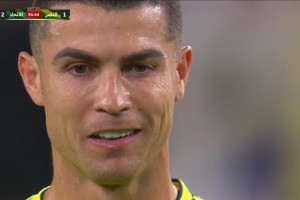 勝利補(bǔ)時(shí)最后一分鐘獲得任意球，C羅主罰前念念有詞但遺憾沒(méi)打進(jìn)