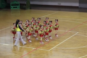 這么小的萌娃能跳出這么整齊的籃球舞，真的有點厲害??！