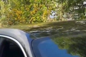 阿莫林開(kāi)著保時(shí)捷上班心情大好，還好美女球迷合影留念??