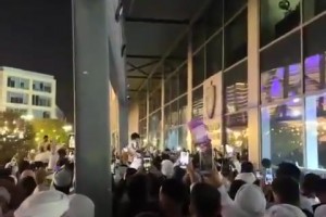 比賽結(jié)束后，吉達(dá)聯(lián)合球迷場(chǎng)外高呼“梅西、梅西”