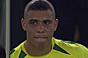 天將降大任于斯人！02世界杯奪冠時(shí)刻，場(chǎng)邊的大羅百感交集