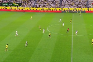 葉海亞遭對(duì)手飛身撞擊頭部，吉達(dá)聯(lián)合后衛(wèi)朱萊丹直紅下場(chǎng)！