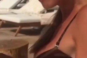 囧！2歲萌女兒狂拉卡里烏斯嬌妻的比基尼泳褲??