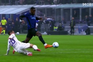 國米3-0鎖定勝局！維蒂犯規(guī)送點+染紅！恰爾汗奧盧點射破門雙響