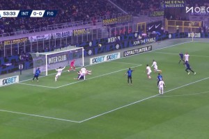 爭議！埃斯波西托禁區(qū)被拉倒！主裁聽取VAR后沒有判罰點球！