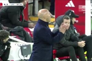 利物浦0-3落后水晶宮！戈麥斯出球被斷，皮諾內切兜射破門