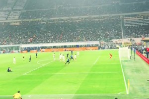 是點(diǎn)球嗎？梅阿查實(shí)拍：皮奧禁區(qū)內(nèi)遭拉拽摔倒，主裁判沒(méi)表示??