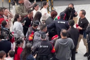 瘋狂啊！實拍：粉絲“圍堵”蘇超南通球員李賢成的座駕