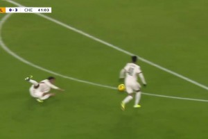 切爾西3-0領(lǐng)先！狼隊(duì)后場出球失誤！埃斯特旺挑射破門！
