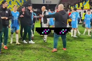 不應(yīng)該啊！賽后蓉城球迷怒罵河南隊(duì)球員泄憤