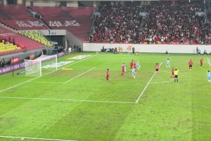 十分炸裂！現(xiàn)場球迷實(shí)拍何超飛火流星破門??