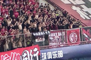 回旋鏢??去年成都球迷嘲諷河南隊(duì)：如此茍活三十年，今年...