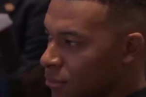 憋笑男孩！姆巴佩上演極致表情管理！被自己帥到了！